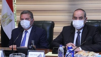 وزير قطاع الأعمال يناقش تنفيذ مشروع رأس جميلة بشرم الشيخ مع وزير الطيران