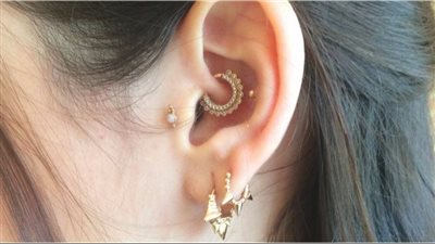 ما حكم ارتداء المرأة أكثر من حلق بالأذن؟