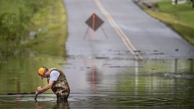 كواليس وفاة وفقدان عشرات الأشخاص في فيضانات مدمرة بأمريكا