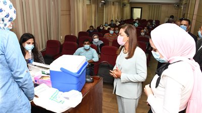 وزيرة التخطيط تشكر الطواقم الطبية وتحث الموظفين على تلقي لقاح كورونا