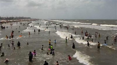 ارتفاع الأمواج يحرم المصطافين من شواطئ بورسعيد