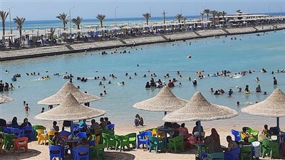 صيّف بـ 30 جنيه.. إقبال كثيف على شواطئ الغردقة هربًا من الحر | صور وفيديو