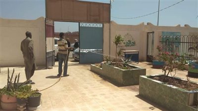 حملة لتطهير مدرسة صلاح ياسين التجريبية برأس غارب بعد شكاوى المواطنين من ظهور عقارب وثعابين | صور