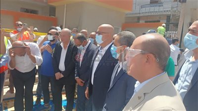 السجادة الزرقاء تثير غضب وزير الإسكان بزفتي |صور