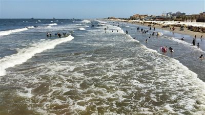 تحذيرات من الدوامات وارتفاع الأمواج علي شاطئ بورسعيد| صور 