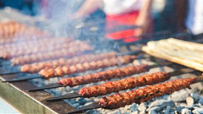 انبعاث الأدخنة وتلوث الهواء.. هل تهدد مطاعم المشويات السلامة البيئية؟