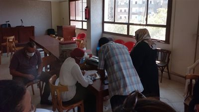 محافظ أسيوط: فرق طبية لتطعيم العاملين بالوحدة المحلية لحي غرب ضد كورونا