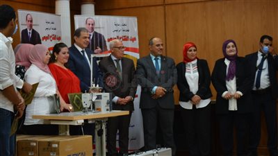 وزير القوى العاملة يوزع ماكينات خياطة وحقائب معدات على شباب بورسعيد