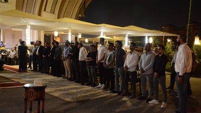 عصام كاريكا وخيري رمضان يصلان مقر عزاء والدة زوجة محمد رمضان