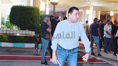 أول ظهور لـ مصطفى كامل بعد تعافيه من كورونا بعزاء حماة محمد رمضان | صور وفيديو