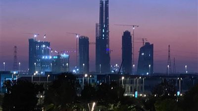  منطقة الأعمال المركزية بالعاصمة الإدارية ليلًا