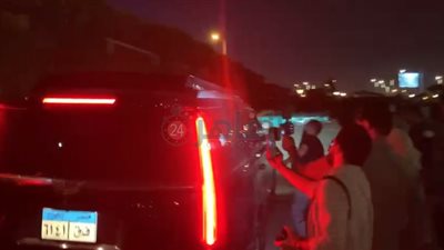 الجمهور يلتف حول محمد رمضان بعد انتهاء عزاء حماته لالتقاط الصور