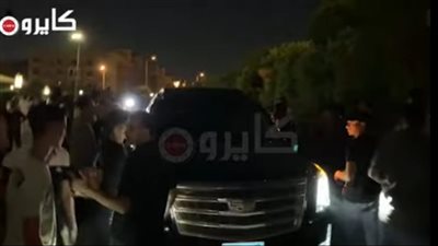 محمد رمضان يغادر عزاء حماته وسط حصار من المعجبين والمصورين