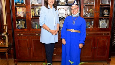 وزيرة الهجرة تستقبل الطالبة آية محمد إحدى أوائل الثانوية العامة في الكويت