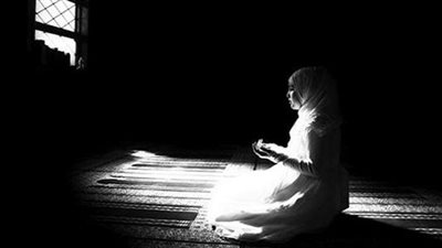 هل يجوز للمرأة أن تصلي أثناء الاستحاضة؟ 