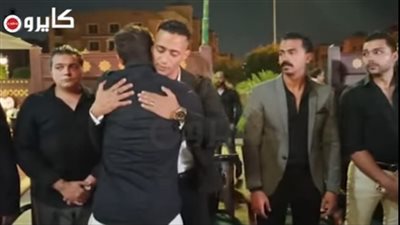 رغم خلافهما.. أحمد فهمي يواسي محمد رمضان في عزاء حماته