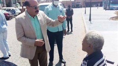 محافظ أسوان يستجيب لمقترحات أحد ذوي الإعاقة بشان حركة سيرهم بالشوارع