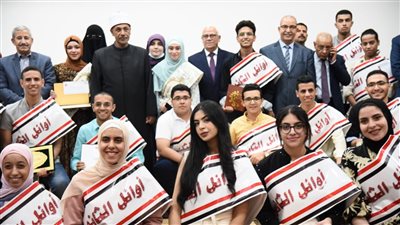 محافظ بورسعيد يكرم أوائل الثانوية العامة والأزهرية ويشيد بجهود أولياء الأمور والمعلمين | صور 