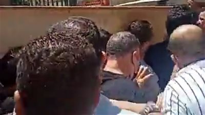 تشييع جنازة والدة أحمد حسن في المنيا