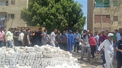 أحمد حسن يحمل جثمان والدته لمثواها الأخير بمقابر العائلة بمغاغة │ صور