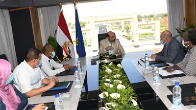 محافظ أسوان يشدد على مسئولي جهاز التعمير سرعة تنفيذ مشروعات حياة كريمة