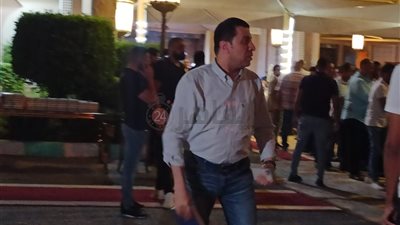 أول ظهور لـ مصطفى كامل بعد تعافيه من كورونا في عزاء حماة محمد رمضان