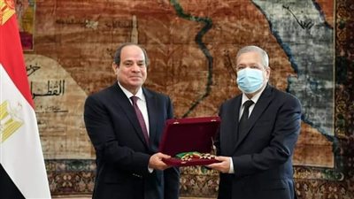 السيسي يمنح رئيس هيئة النيابة الإدارية السابق وسام الجمهورية 