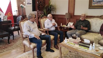 محافظ بورسعيد يستقبل وزير البترول الأسبق بالديوان العام | تفاصيل 