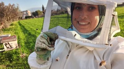 ملكة العسل.. هالة التونسية تروض لدغات النحل بالأيدي الناعمة