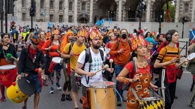 بالنوم أسفل السيارات ورقص السامبا.. مظاهرات في إنجلترا ضد التغير المناخي