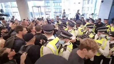 بعد محاولة اقتحام الـ BBC.. بريطانيون يقتحمون استوديوهات البث التليفزيوني اعتراضًا على فرض لقاحات كورونا