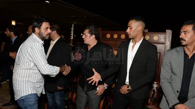 توزيع مصاحف.. لقطات من عزاء حماة محمد رمضان بمسجد الشرطة