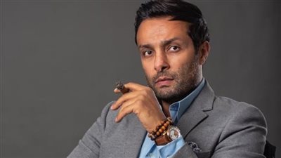 شقيق ياسمين عبد العزيز يهاجم ياسمين الخطيب بعد انتقادها له: عالم فشلة