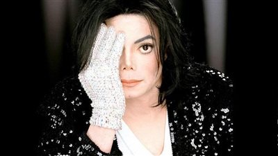 من قفاز مايكل جاكسون إلى خصلات شعر جاستن بيبر..أغرب أشياء عرضها الفنانون للبيع