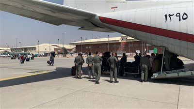 لحظة إجلاء البعثة المصرية من مطار كابول في أفغانستان | صور وفيديو