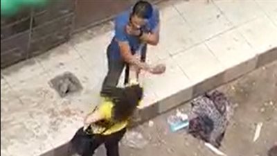 التحرش بسيدة وسط الشارع.. والأهالي يلقنون الفاعل علقة ساخنة | فيديو