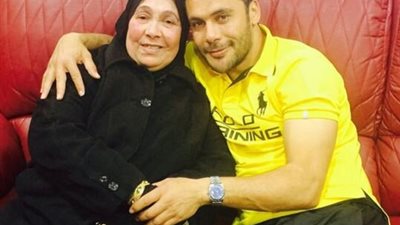 على رأسهم طاهر أبو زيد وأحمد سليمان.. نجوم الرياضة يحضرون عزاء والدة أحمد حسن