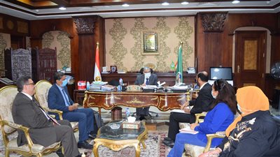 محافظ المنيا يبحث مع وفد إنقاذ الطفولة الدولية تنفيذ عدد من الأنشطة بالقرى