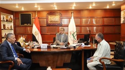 سعفان يلتقي رئيس الجالية المصرية بفرنسا.. ويدعو لحماية العمال بالخارج | صور