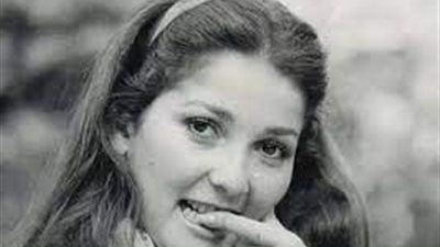 اكتشفها سمير غانم وأول عمل فني لها مع يوسف شعبان.. سطور من حياة الفنانة أثار الحكيم