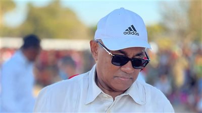 رئيس الاتحاد الإفريقي لكرة القدم السابق يتعرض لحادث سيارة | صور