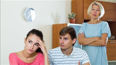 فكرة شيطانية.. آمنة نصير تحسم الجدل حول امتناع الزوجة عن زيارة حماتها