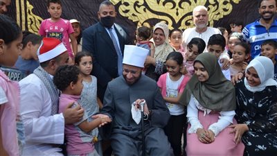 تكفل بها حتى الدكتوراه.. أسامة الأزهري يزور الثانية على المكفوفين بـ الثانوية الأزهرية في دمنهور