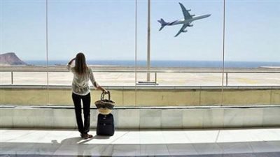 ما حكم الشرع في ترك الأم لأبنائها وسفرها للعمل؟