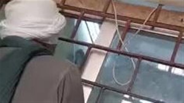 مواطن مسن بمكتب البريد