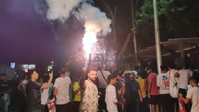 بالألعاب النارية.. جماهير الزمالك تحتفل بهدف زيزو في مرمى الإنتاج الحربي | صور