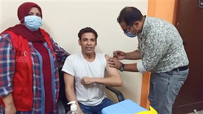 سعد الصغير يتلقى لقاح كورونا بمركز تطعيم المسافرين في الشرقية | صور