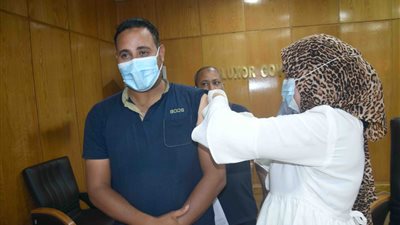 تطعيم العاملين بديوان عام محافظة الأقصر والإدارات التابعة بلقاح فيروس كورونا | صور