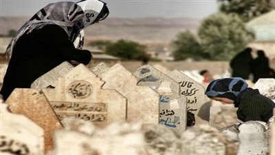 دار الإفتاء تكشف حكم رفع الصوت بالذكر وقراءة القرآن أثناء تشييع الجنازة