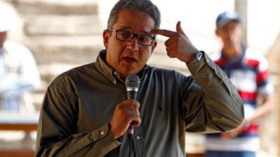 العناني: فريق مشترك لترميم الأعمدة الكبرى بمعبد الكرنك وإظهار ألوانها الأصلية